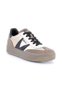 Sneakers con una toma in pelle beige, accenti in suede marrone, tallone in pelle nera e suola in gomma testurizzata. Presentano lacci neri e dettaglio con logo.