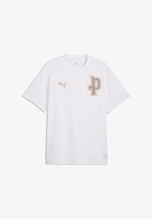T-shirt blanc à manches courtes avec logo Puma beige sur le côté gauche de la poitrine et grande lettre beige "p" sur le côté droit, col rond.