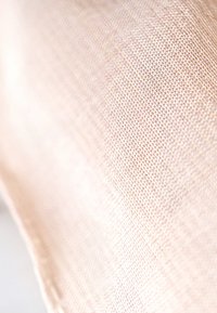Helles rosa gewebtes Material mit feiner Textur, das ein dezentes Muster und eine glatte Oberfläche aufweist, geeignet für Polsterungen oder Bekleidungsanwendungen.