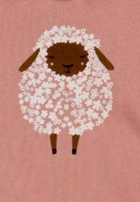 Illustrazione di una pecora marrone su uno sfondo rosa, ricoperta da motivi floreali bianchi, con piccoli zoccoli neri e occhi chiusi.