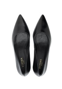 Czarne, skórzane baleriny na spiczastym nosku z odkrytymi bokami, gładką fakturą i błyszczącym wykończeniem. Logo nadrukowane na złoto na wkładce.