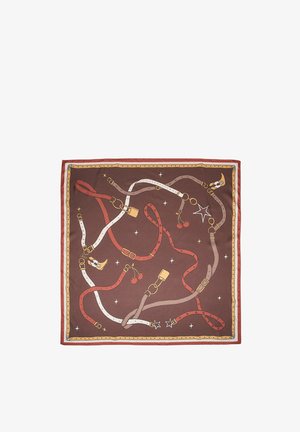 Sciarpa quadrata marrone con cinture rosse, bianche e beige, fibbie dorate, motivi di ciliegie e stelle, e bordo rosso e oro.