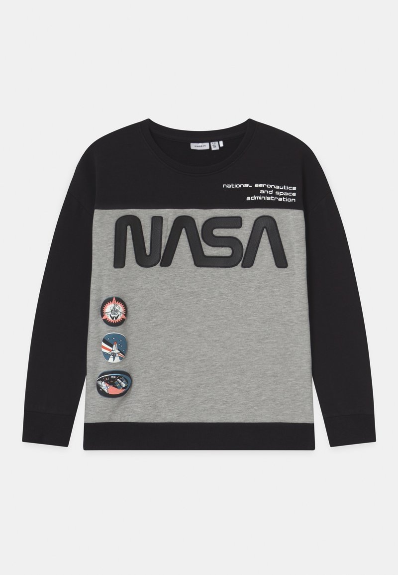 Sweat-shirt noir et gris à manches longues avec grand logo NASA, texte "national aeronautics and space administration" et trois écussons sur le thème de l'espace.