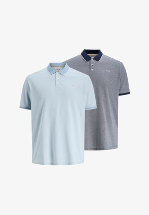 Két pólóing: az egyik világoskék kontrasztos gallérral, a másik sötétszürke tengerészkék gallérral. Mindkettő klasszikus szabású és gombos elülső résszel rendelkezik.