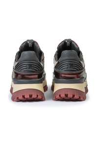 Czarne i metaliczne sneakersy o teksturowanym wykończeniu, z grubą gumową podeszwą i kontrastującą beżową śródpodeszwą. Wyposażone w charakterystyczne logo na pięcie.