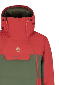 Rote und grüne wasserdichte Jacke mit hohem Kragen, Frontreißverschluss und Tasche. Mit orangefarbenen Akzenten und einem Logo auf der Brust.