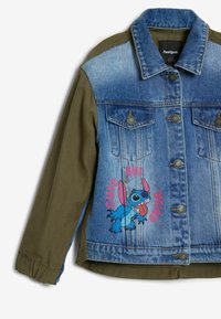 Jakna od mješavine denima i pamuka s plavim gornjim dijelom, maslinastozelenim rukavima, dva džepa na prsima i šarenim grafičkim uzorkom Stitch s natpisom "Slatko, ali čudno."
