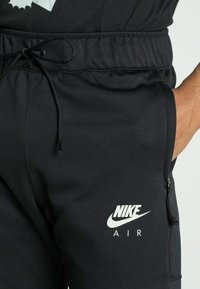 Nike Sportswear AIR PANT - Calças de fato de treino - black/light bone