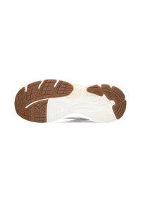 Semelle extérieure de chaussure de course avec un motif de bande de roulement en caoutchouc brun et une semelle intermédiaire blanche. Présente des rainures texturées pour la traction et la durabilité.