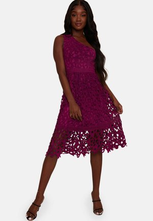 ONE SHOULDER SKATER - Cocktailjurk - berry