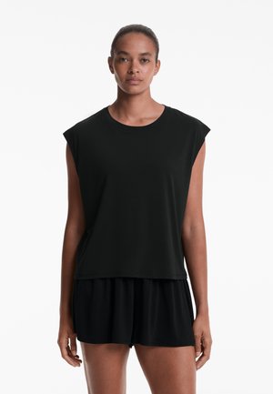 Tricou scurt negru cu mâneci scurte, textură netedă, gât rotund și o croială lejeră, asortat cu pantaloni scurți negri.
