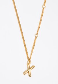 Collar de cadena dorada con un colgante en forma de cruz texturizada. La cadena presenta un patrón enlazado; el colgante tiene un acabado suave y pulido.