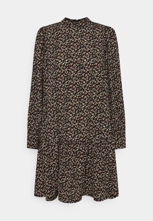 Mustassa pitkähihassa mekko, jossa on kerroksellinen helma ja kukkakuosi, jossa on väreinä valkoista, vaaleanpunaista ja oranssia tummalla taustalla.