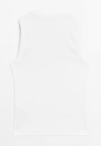 Vit ärmlös tanktop med ribbade texturer, figursydd design, rund halsringning, rena sömmar och en slät, enkel ryggen.