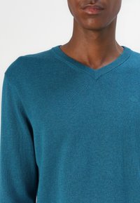 TOM TAILOR BASIC V NECK - Džemperis - dark aqua melange