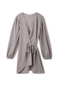 Abito avvolgente grigio realizzato in tessuto di maglia strutturata, con maniche lunghe a sbuffo, cintura da annodare in vita e orlo asimmetrico.