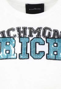 Camicetta bianca a maniche corte con lettering audace "RICHMOND" in nero e accenti di paillettes turchesi sul davanti. Materiale in cotone liscio.