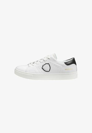 Weiße Sneakers mit schwarzem Fersenakzent, strukturiertem Gummisohle, Schnürverschluss, geprägtem Logo an der Seite und "MILANO1.1" in Gold gedruckt.