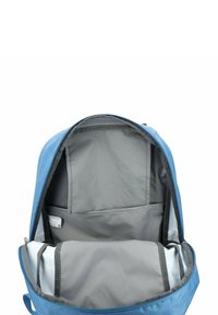 Zaino blu aperto per mostrare l'interno grigio vuoto con numerosi scomparti e un piccolo etichetta sul lato sinistro all'interno.