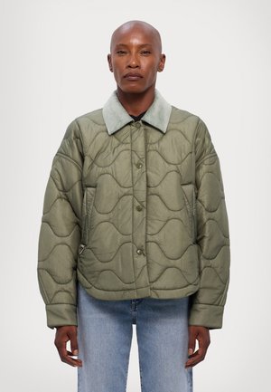 Quilted olivgrüne Jacke mit einem hellblauen Kordkragen, Frontknöpfen und sichtbarem wellenförmigem Stichmuster. Lässige Passform mit langen Ärmeln.