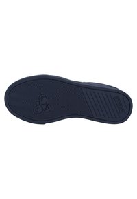 Suola della scarpa con un motivo a spina di pesce, realizzata principalmente in materiale gommoso blu navy, caratterizzata da un logo del marchio e aree di presa testurizzate.
