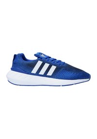 Zapatilla deportiva azul hecha de material de malla. Cuenta con franjas blancas, punta redonda, suela acolchada y parte superior texturizada para mayor transpirabilidad.