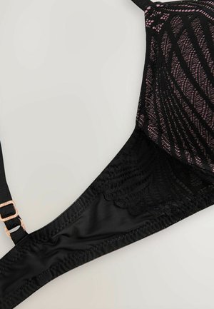 Sutien din dantelă neagră cu un model geometric, bandă din material negru neted, bretele ajustabile și accente din metal roz aurit.