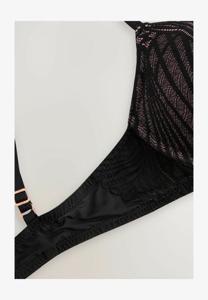 Zwarte kanten beha met een geometrisch patroon, voorzien van een gladde zwarte stofband, verstelbare bandjes en accenten van roségouden hardware.