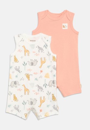 Dos peleles sin mangas para bebé, uno liso en color melocotón con un pequeño parche de animal, y otro blanco con estampados coloridos de animales y plantas.