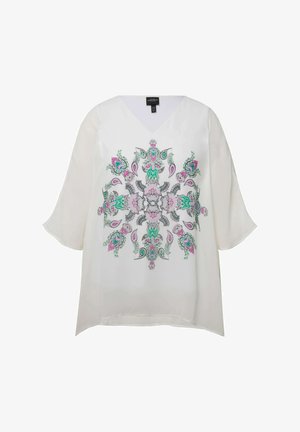 Weiße Bluse mit V-Ausschnitt und lockeren, fließenden Ärmeln. Zentrales dekoratives Muster in Grün, Pink und Schwarz mit floralen Motiven.