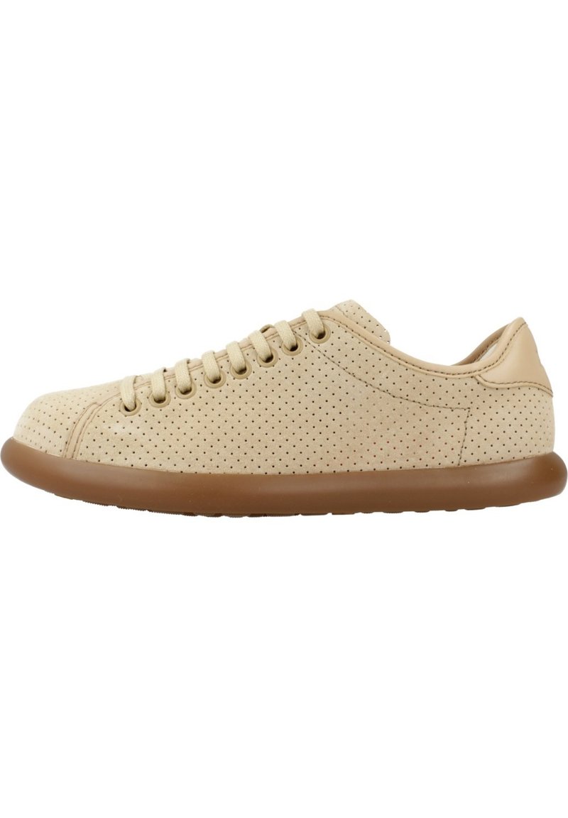 Sneaker perforato beige con tomaia liscia, punta tonda e suola in gomma marrone. Caratterizzato da sei fori per i lacci e un design a profilo basso.