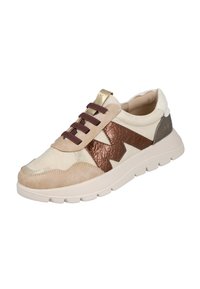 Zapatilla de perfil bajo en color beige con un diseño de zigzag marrón en los laterales, cordones marrones a juego, cuello acolchado y suela blanca gruesa.