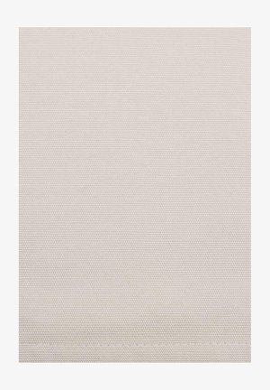 Beżowy materiał płócienny o subtelnym, teksturowanym splocie. Gładka powierzchnia bez widocznych wzorów czy ozdób. Krawędzie obszyte.