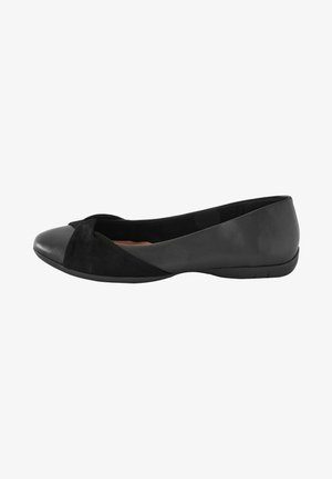 Schwarze Leder- und Wildleder-Ballerinas mit runder Zehenpartie, die vorne ein gedrehtes Design aufweisen und eine niedrige, flexible Sohle haben.