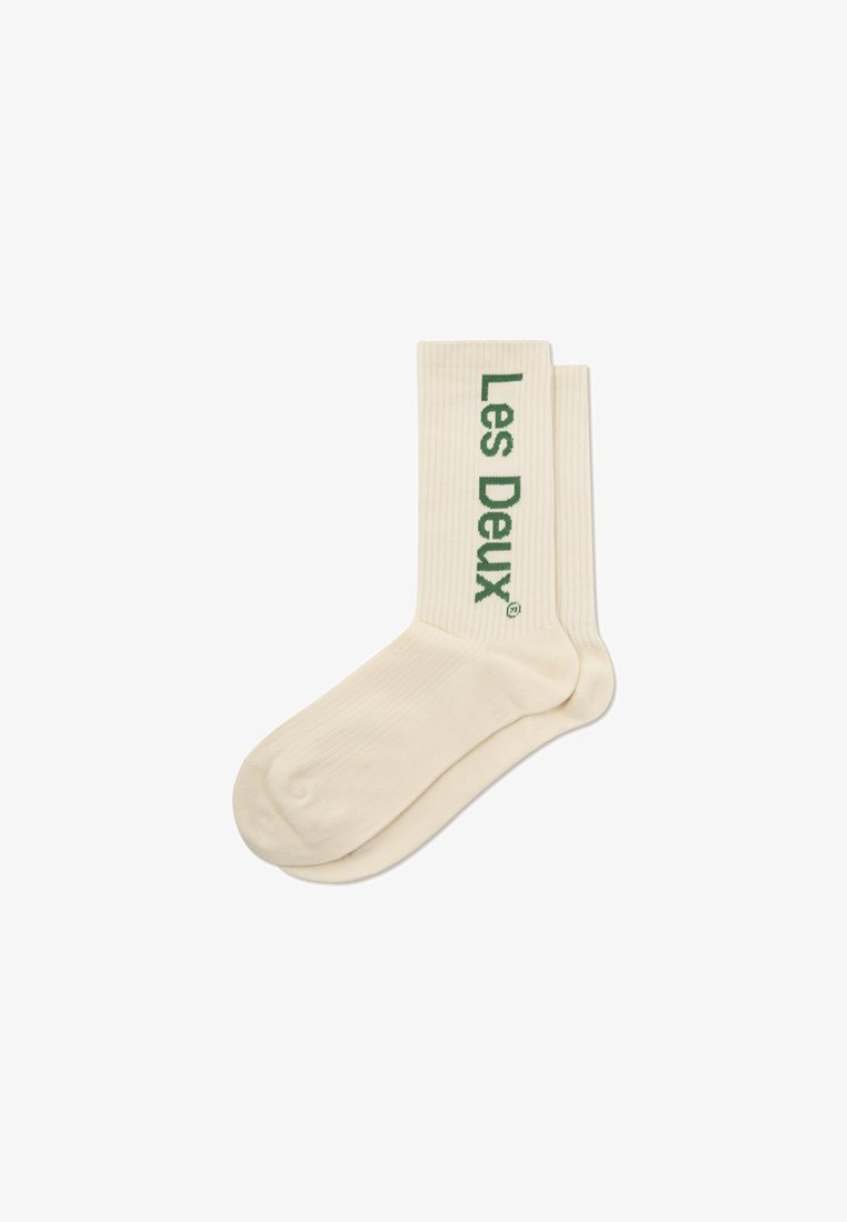 Krèmribbede sokker med grønt "Les Deux" tekst. Har en crewlængde design og blød tekstur. Enkel og funktionel stil.