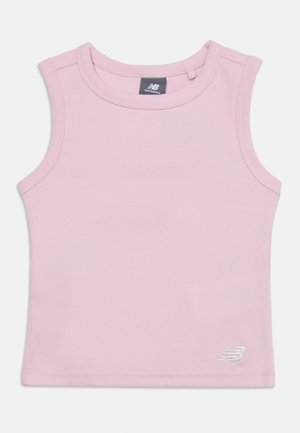 Svjetlo ružičasta prsluk bez rukava s rebrastim uzorkom, okruglim izrezom i malim bijelim New Balance logotipom na donjem desnom dijelu.