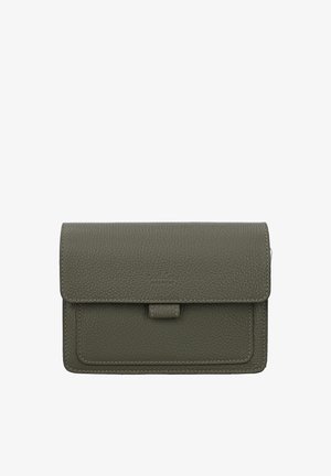 Pieni oliivinvihreä nahkalompakko, jossa on teksturoitu pinta, läppäkiinnitys ja hienovaraiset saumat reunoilla.