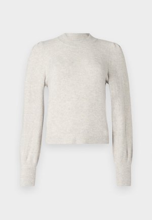 Svjetlosiva pletena sweatshirata s okruglim izrezom, rebrastim rukavima i blagim pufastim ramenima. Glatka tekstura i uski kroj.