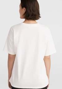 Vit bomulls t-shirt med avslappnad passform, korta ärmar och rund halsringning. Slät textur och enkel design utan framträdande detaljer.