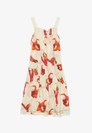 Kremowa sukienka bez rękawów z plisowanym dołem, zdobiona powtarzającym się wzorem kobiet w różnych pozach, w kolorach czerwonym i pomarańczowym.