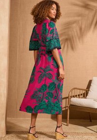 Love & Roses PETITE FIT - WOODBLOCK PRINTED V-NECK KIMONO SLEEVE MIDI - Dnevna haljina - pink tropical