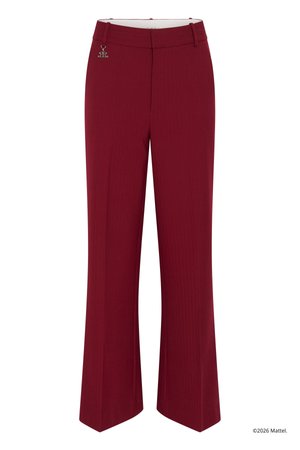 Μπορντό παντελόνια με ίσια γραμμή, με φερμουάρ στο μπροστινό μέρος, θηλιές για ζώνη και ένα μικρό ασημένιο γούρι στη μέση.