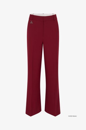 Μπορντό παντελόνια με ίσια γραμμή, με φερμουάρ στο μπροστινό μέρος, θηλιές για ζώνη και ένα μικρό ασημένιο γούρι στη μέση.