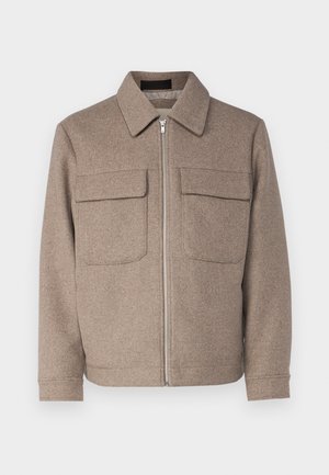 Veste en laine marron avec un col classique, fermeture éclair à l'avant et deux poches poitrine. Présente un tissu texturé et une silhouette ajustée.