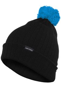 Fekete kötött sapka bordázott textúrával, élénk kék pom-pommal a tetején. Az "URBAN CLASSICS" márkalevél látható az oldalon.