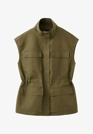 Mouwloos olijfgroen vest met opstaande kraag, ritssluiting aan de voorkant bedekt met een klep, en vier grote klepzakken, licht getailleerd aan de taille.