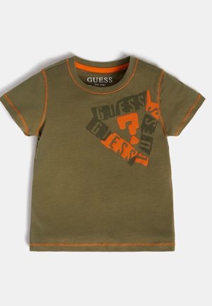Kortærmet t-shirt i olivengrøn med orange syninger og orange og mørkegrøn Guess-logo trykt med et spørgsmålstegn på brystet.