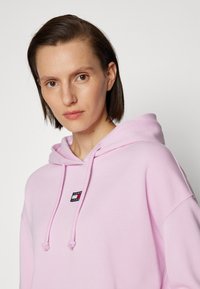 Tommy Jeans BADGE HOODIE - Sweatshirt - french orchid