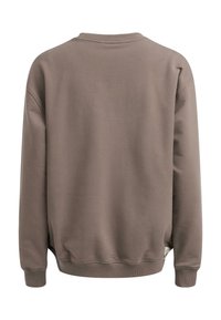 Sudadera marrón con cuello redondo, mangas largas y puños acanalados. Textura suave con un corte relajado y aberturas laterales en el dobladillo.