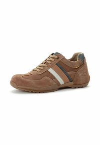 Bruine suède sneaker met witte en donkerbruine strepen, ronde neus, vetersluiting aan de voorkant en getextureerde zijpanelen. Rubberen zool voor grip.